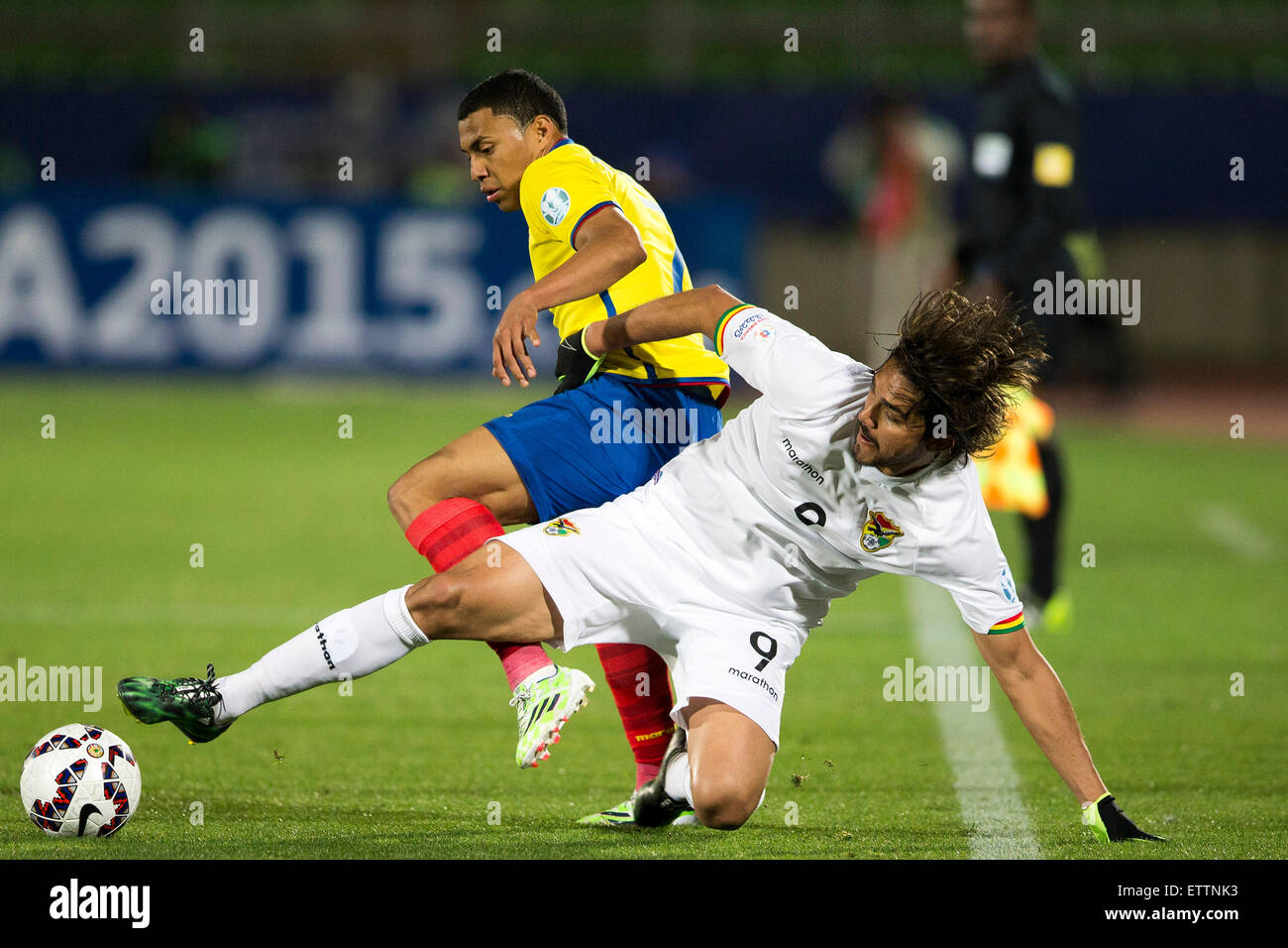 Valparaiso, Chile. 15th June, 2015. Jefferson Montero (L) of Ecuador vies for the ball with Marcelo Martins of Bolivia during the Group A match of the Copa America, held at the Elias Figueroa Brander stadium, in Valparaiso, Chile, on June 15, 2015. Bolivia won 3-2. © Luis Echeverria/Xinhua/Alamy Live News Stock Photo