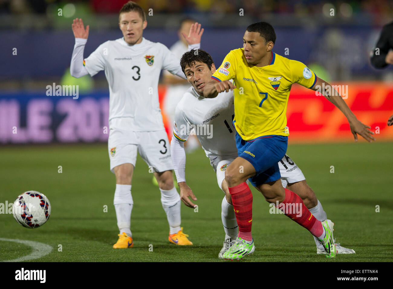 Valparaiso, Chile. 15th June, 2015. Jefferson Montero (R) of Ecuador vies for the ball with Ronald Raldes (C) of Bolivia during the Group A match of the Copa America, held at the Elias Figueroa Brander stadium, in Valparaiso, Chile, on June 15, 2015. Bolivia won 3-2. © Luis Echeverria/Xinhua/Alamy Live News Stock Photo
