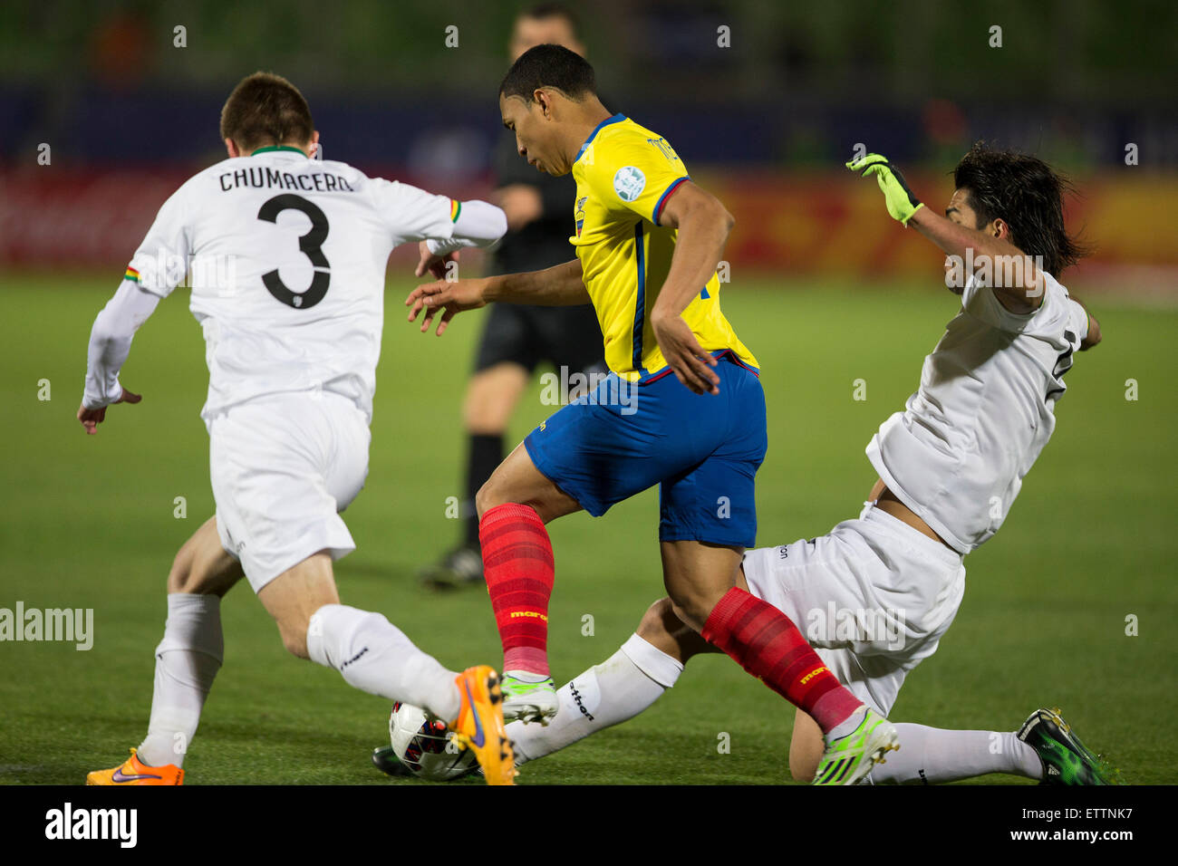 Valparaiso, Chile. 15th June, 2015. Jefferson Montero (C) of Ecuador vies for the ball with Alejandro Chumacero (L) of Bolivia during the Group A match of the Copa America, held at the Elias Figueroa Brander stadium, in Valparaiso, Chile, on June 15, 2015. Bolivia won 3-2. © Luis Echeverria/Xinhua/Alamy Live News Stock Photo