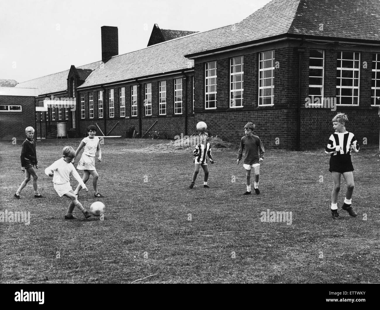 kids-playing-a-game-of-football-at-ravenswood-junior-school-ravenswood-ETTWKY.jpg