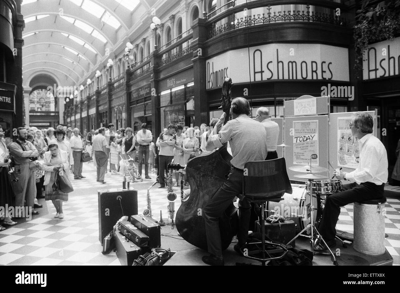 1987 Birmingham International Jazz and Blues Festival, Artists, 4th July 1987. Trevor Whiting with his Jazz Swingtet from London, play to shoppers in the Great Western Arcade in Birmingham City Centre. Stock Photo