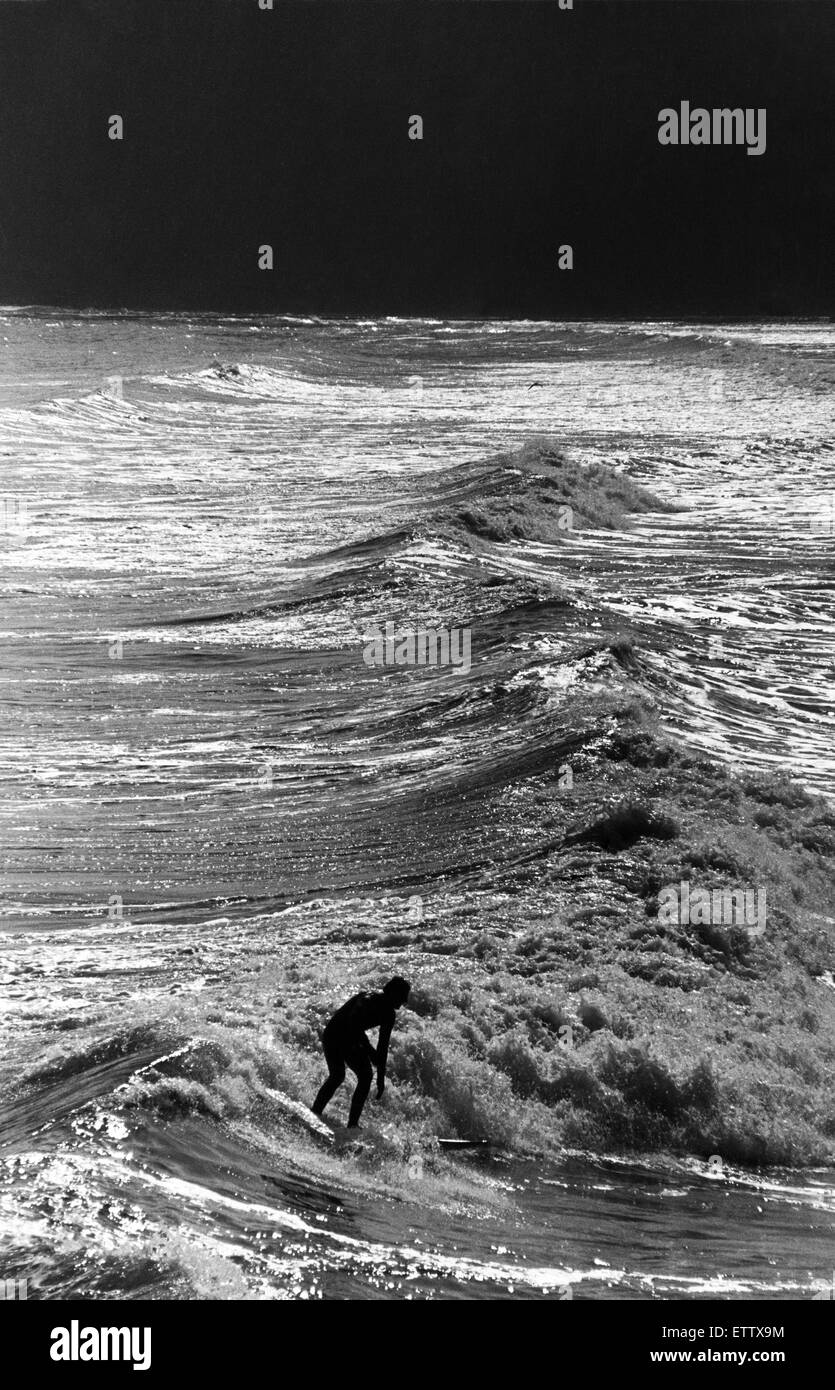 Nick Noble surfing on the crest of a wave off Saltburn pier. 20th May 1988. Stock Photo