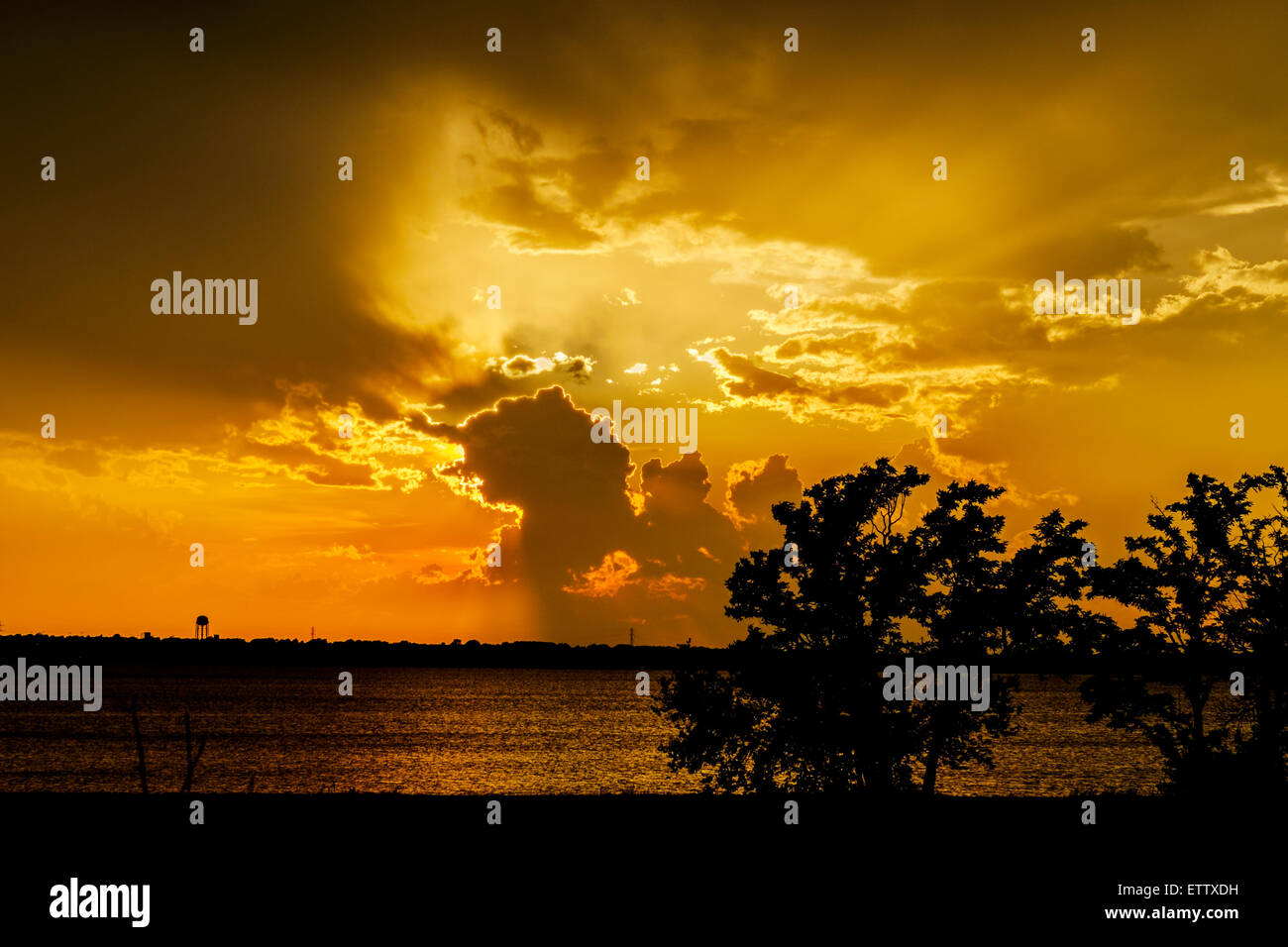Dramatic sky sun rays hi-res stock photography and images - Alamy