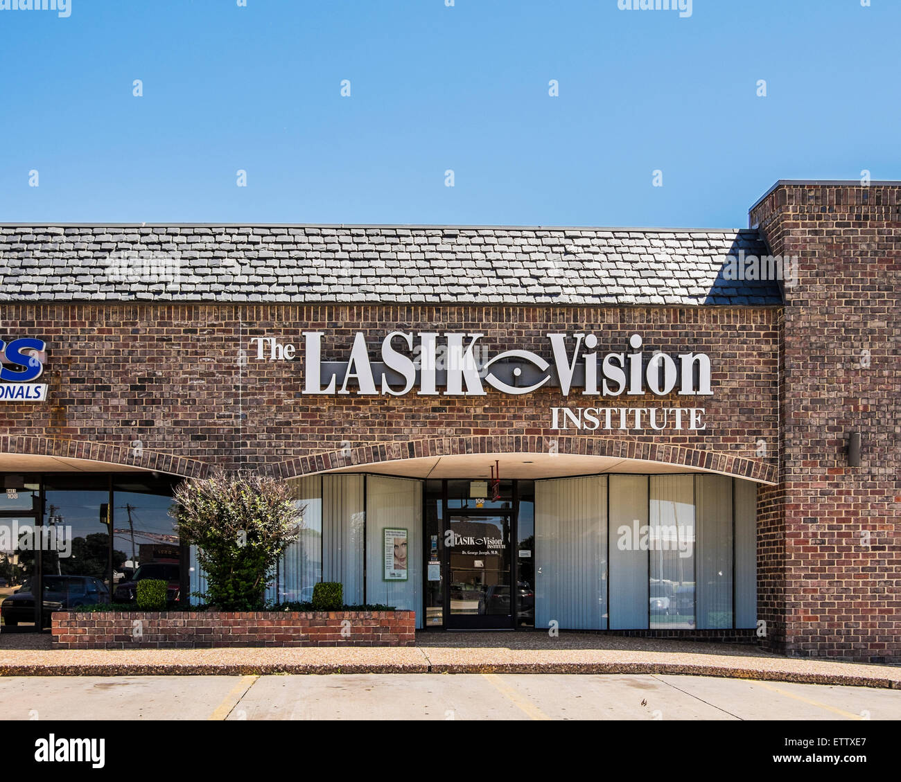 The exterior store front of The Lasik Vision Institute in Oklahoma City, Oklahoma, USA. Stock Photo