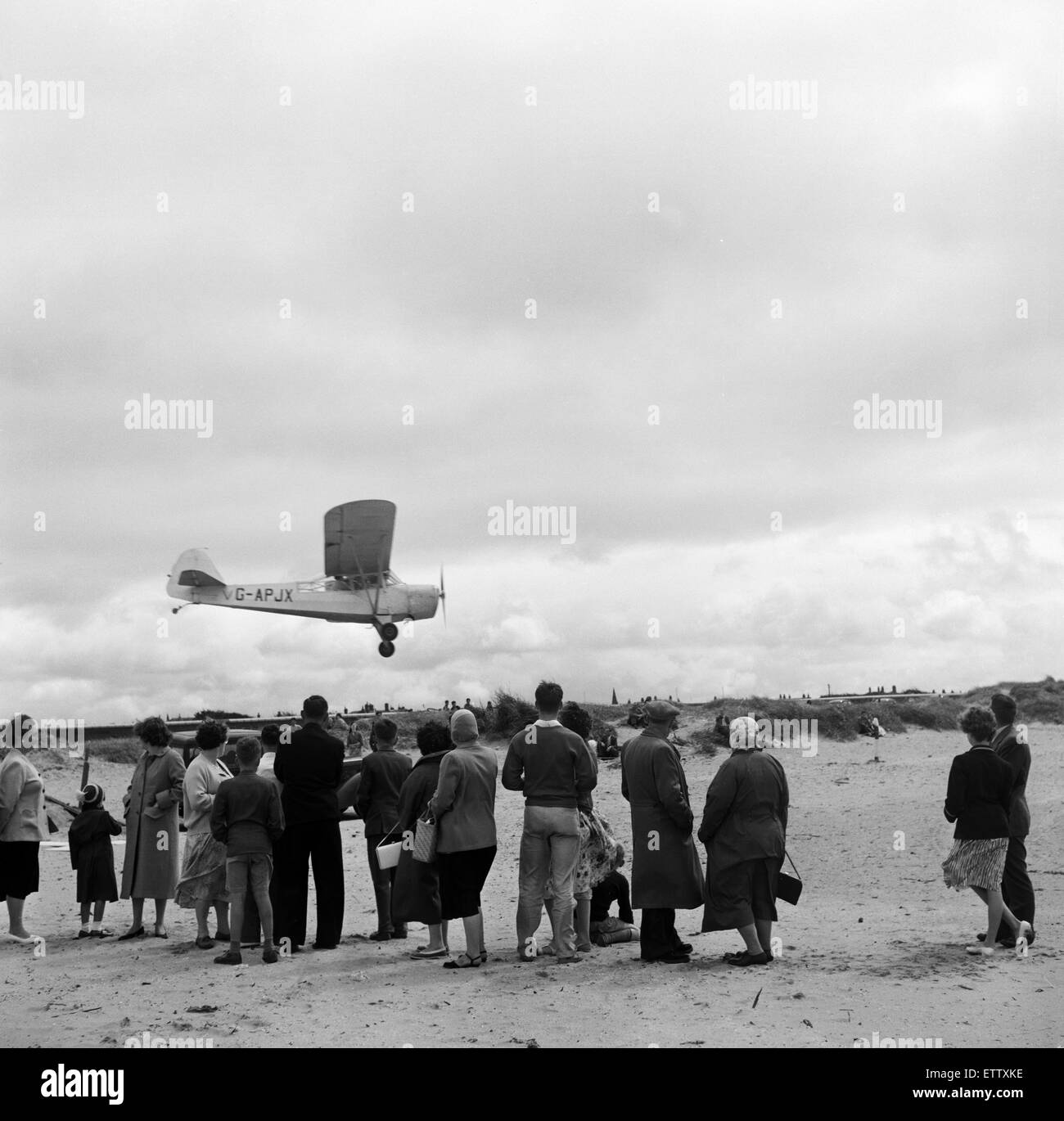 Southport, Merseyside. There's always a queue for the air trip at 12 and 6 a time when the aircraft that uses the beach as a landing strip. 5th August 1959. Stock Photo