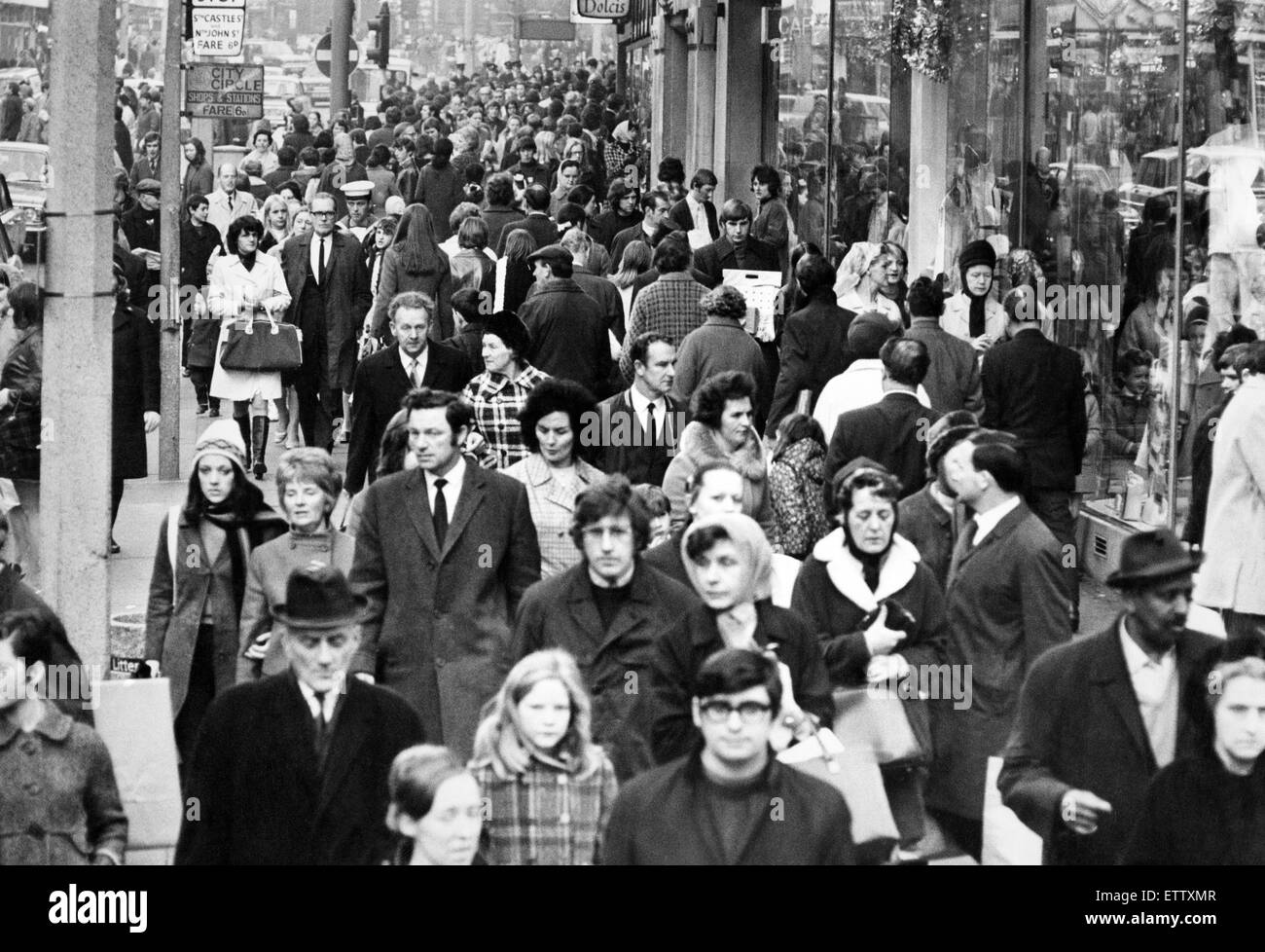 Christmas shoppers on Church Street, one of Liverpool's shopping areas. Church Street, Liverpool, Merseyside. 19th December 1970. Stock Photo