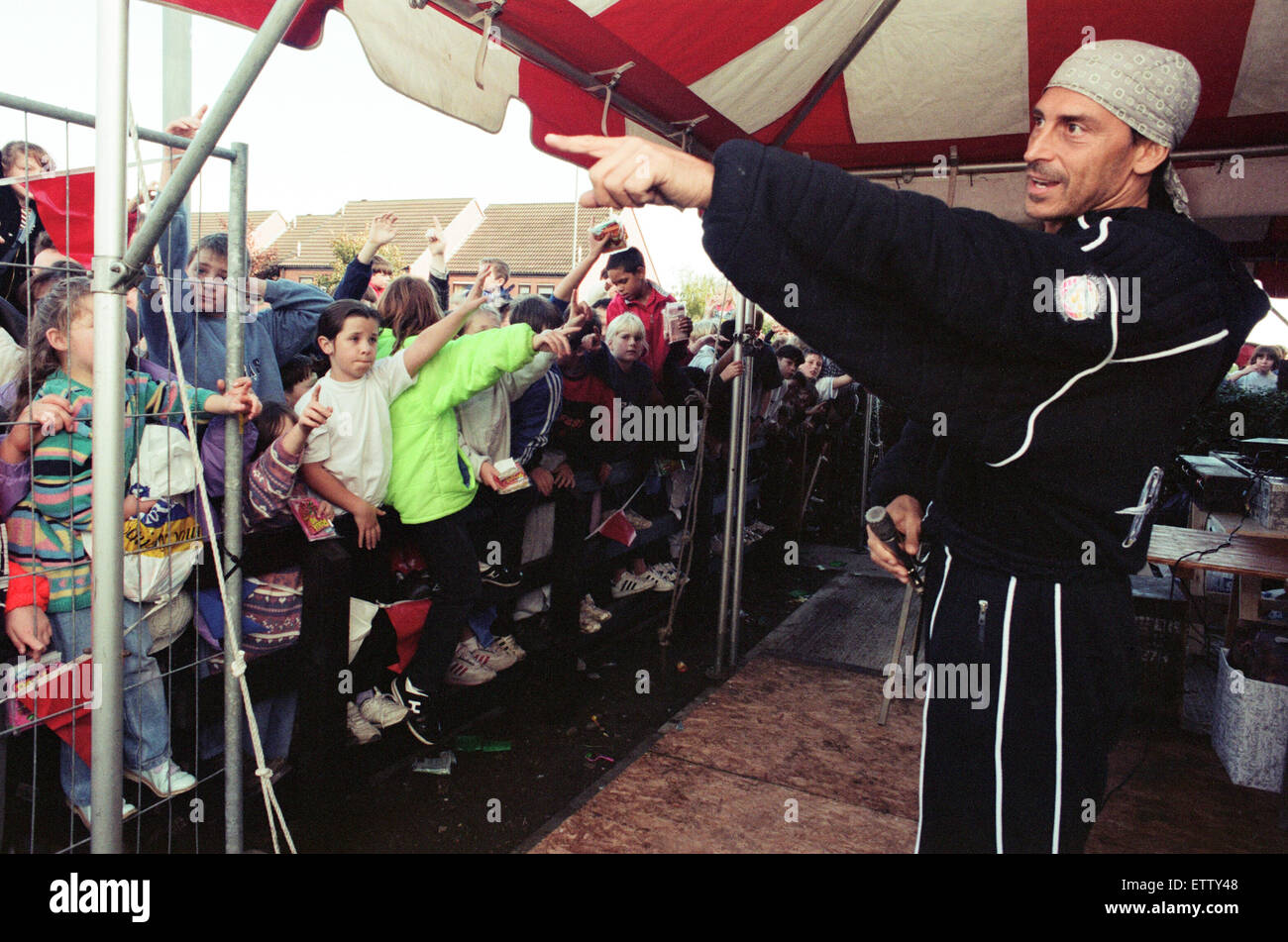 Gladiator Wolf (Michael Van Wijk) entertains the crowds of children and parents while opening the new Bells store in Thorntree Road, Thornaby. 19th October 1996. Stock Photo