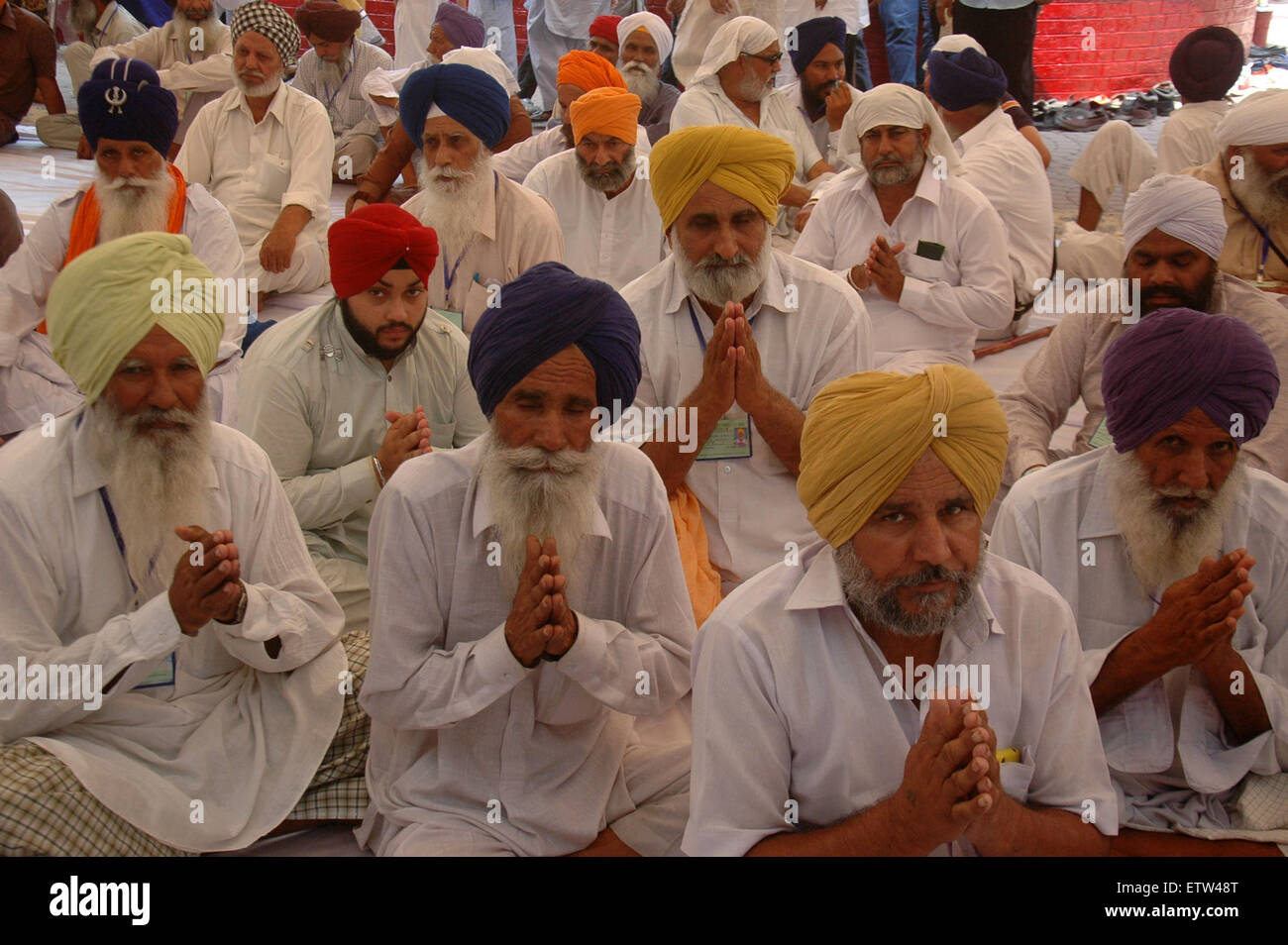 Lahore. 16th June, 2015. Sikh pilgrims pray at a temple in eastern Pakistan's Lahore, June 16, 2015. Hundreds of Sikh pilgrims arrived in Pakistan on Saturday to attend ceremonies marking the death of the fifth Sikh Guru, Arjan Dev Ji. © Sajjad/Xinhua/Alamy Live News Stock Photo