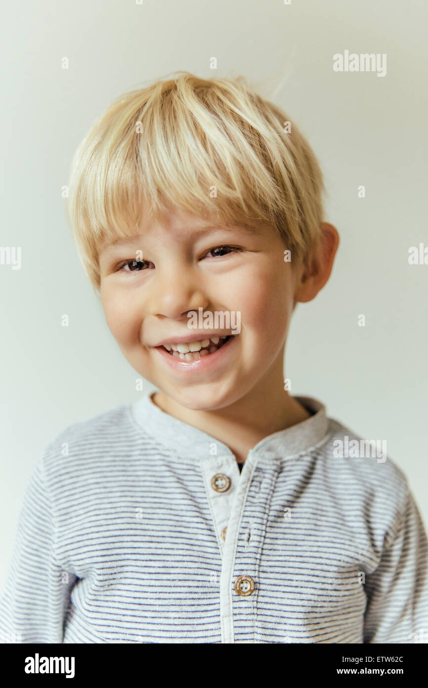 Portrait of happy little boy Stock Photo - Alamy