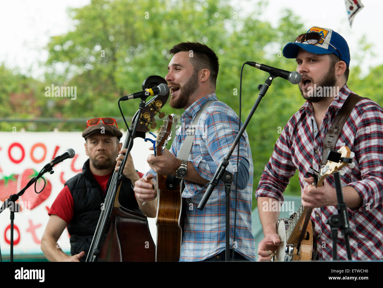 The Folly Brothers performing at the 2015 Leamington Peace Festival Stock Photo