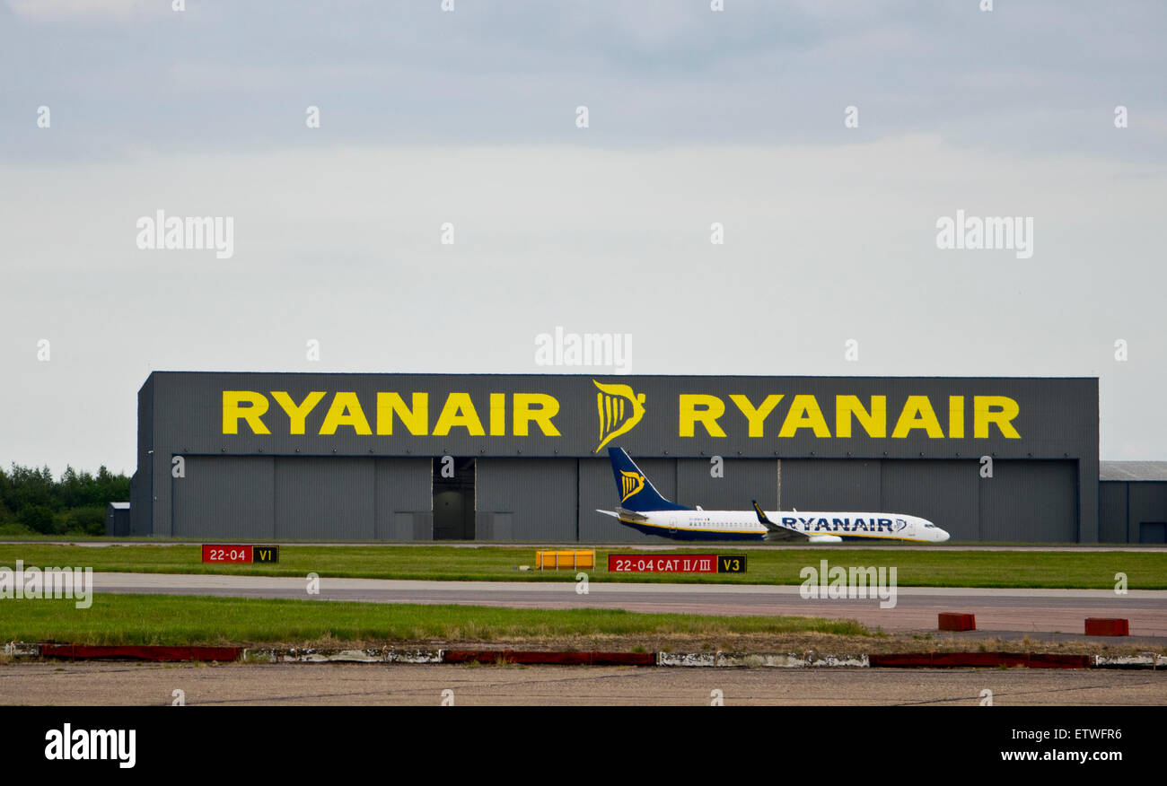ryanair hanger and plane Stansted airport Stock Photo Alamy