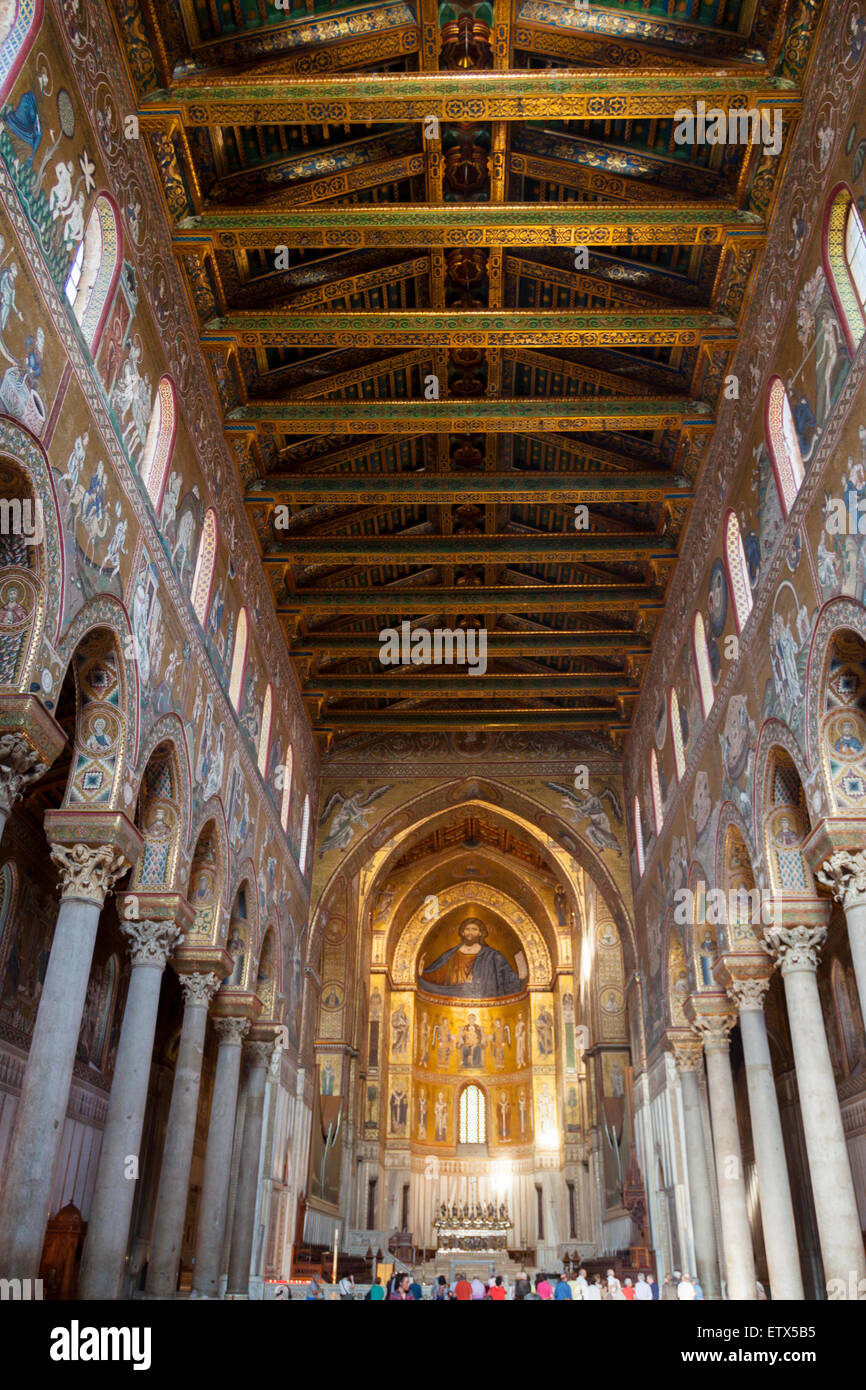 Interno sfarzoso della cattedrale di Santa Maria Nuova. Monreale, Sicily. Italy Stock Photo