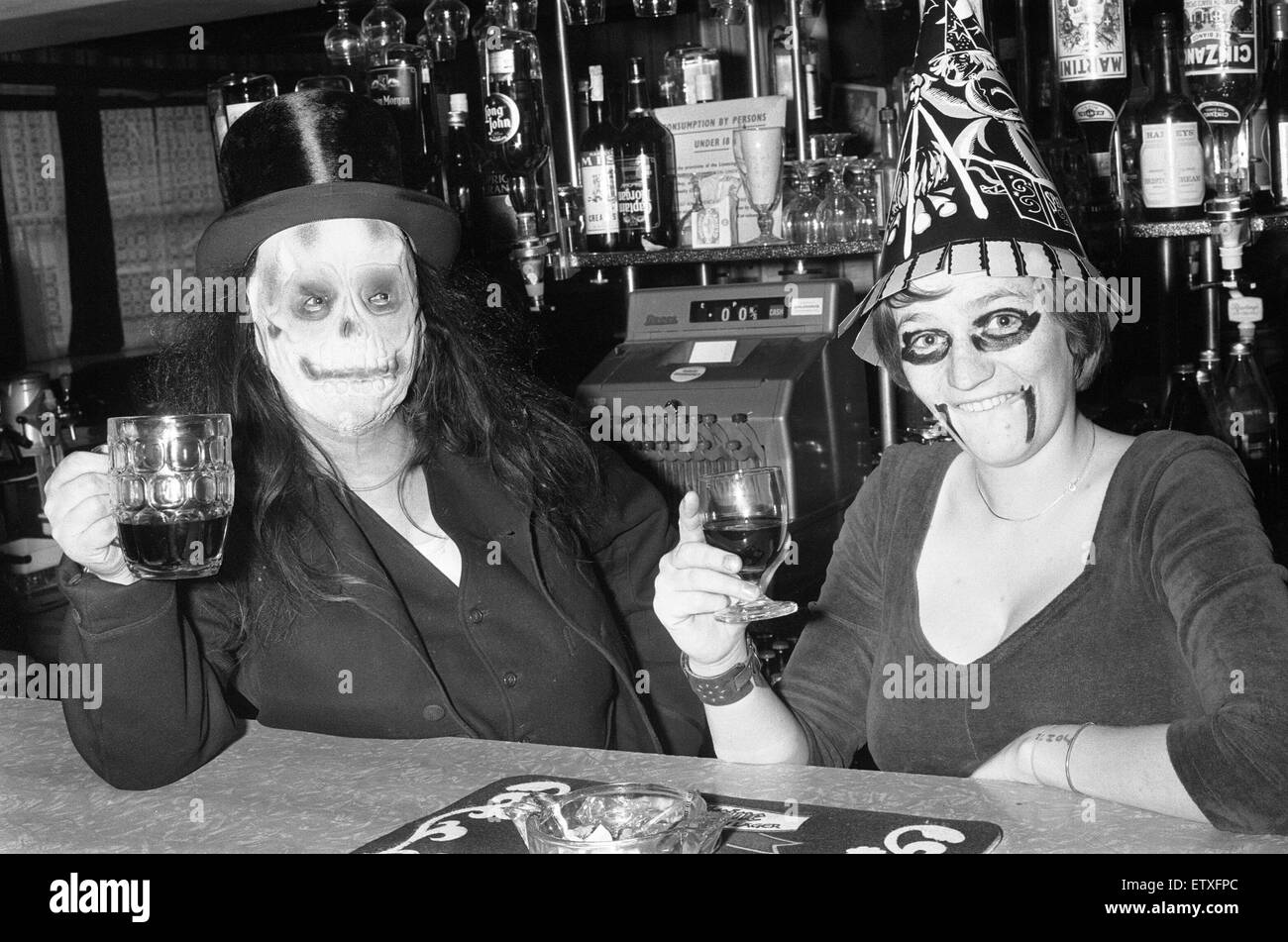 Halloween at the Crown Leamington pub. 30th October 1979 Stock Photo