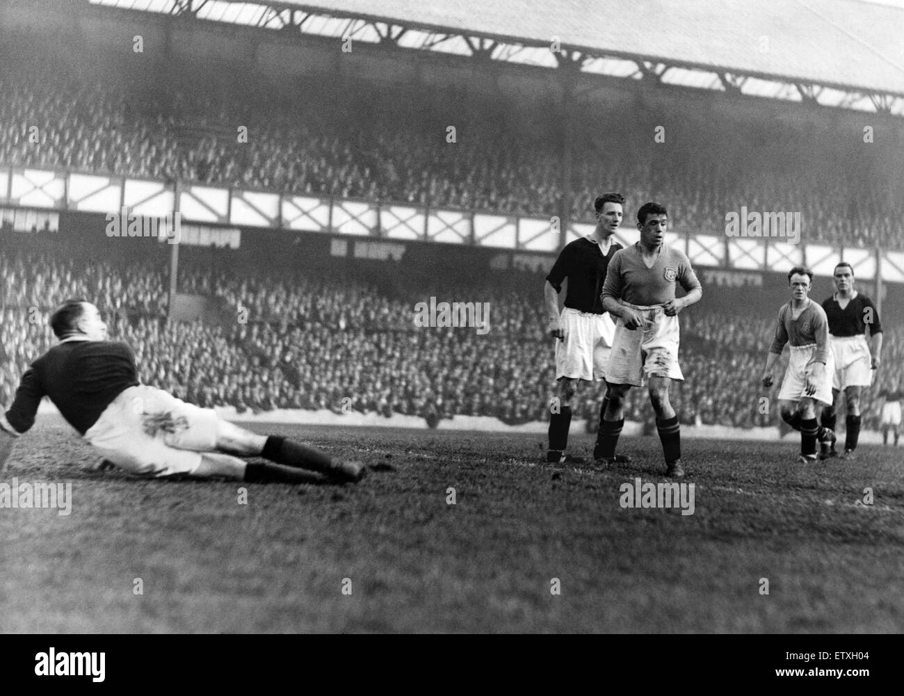 English League Division One match at  Goodison Park. Everton v Arsenal. Everton forward William 'Dixie' Dean is closely shadowed by Arsenal defender Herbie Roberts during the match. Circa 1933. Stock Photo