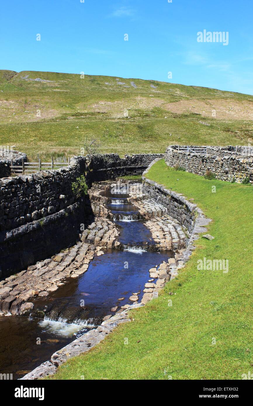 View of the aqueduct that carries Force Gill (stream) over the Settle to Carlisle railway line to the south of Blea Moor tunnel Stock Photo