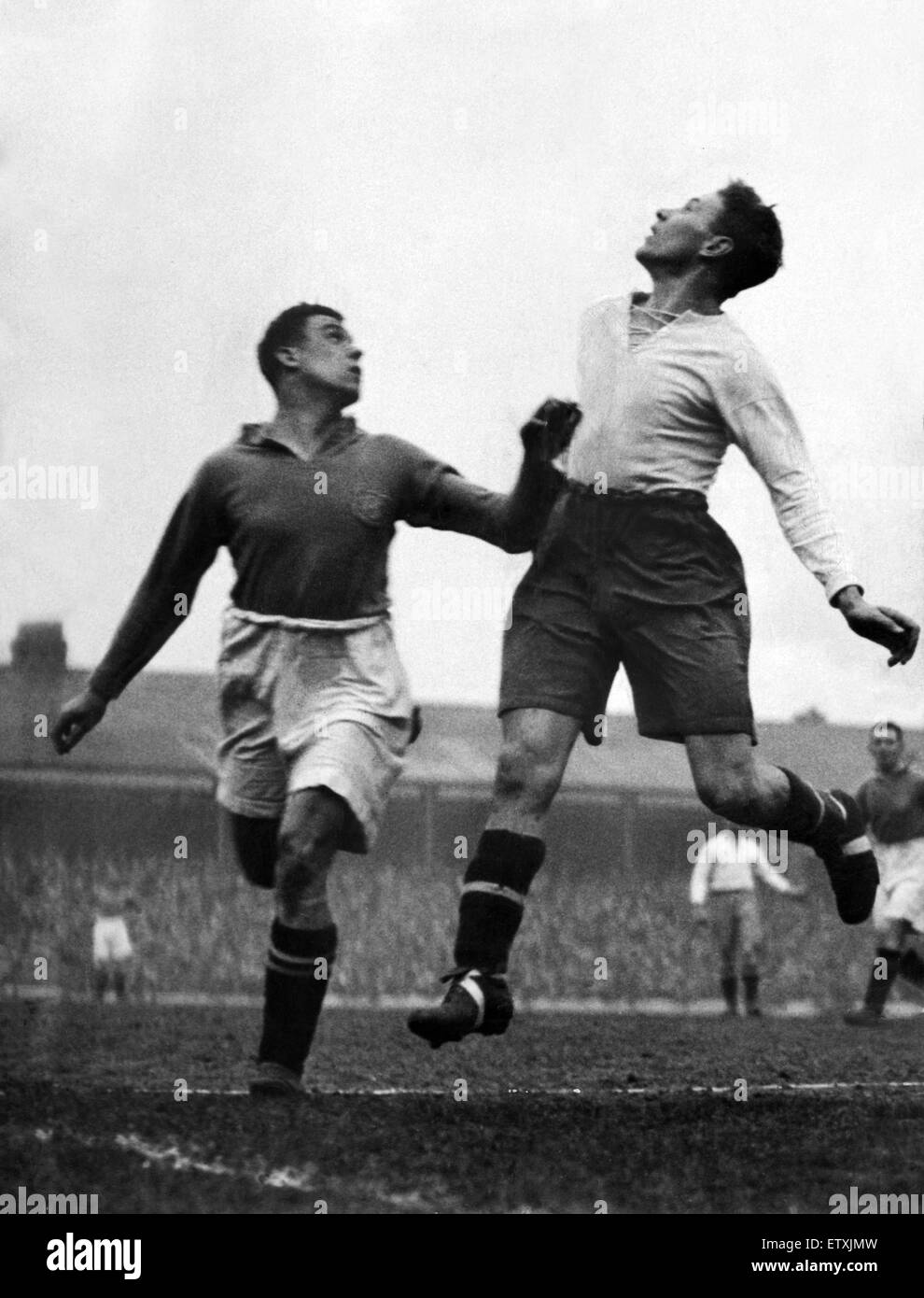 English League Division One match at Goodison Park. Everton 1 v Bury 1. Duel between Everton forward William 'Dixie' Dean and Bury defender Tom Bradshaw. This was a replay of the duel from a week earlier when Bradshaw, winning his only international cap f Stock Photo