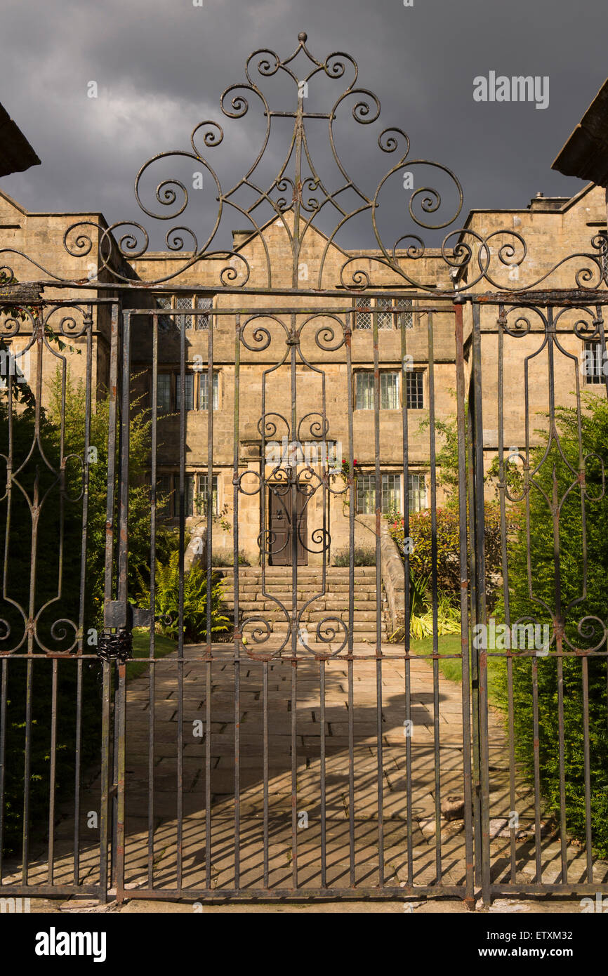 UK, England, Derbyshire, Eyam Hall, wrought iron gates Stock Photo