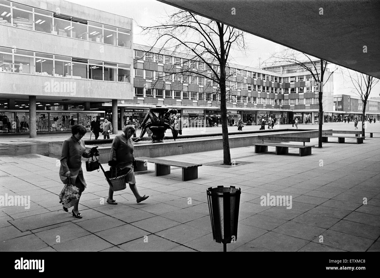 The Mother & Child Statue in Basildon Town Centre, Essex. 2nd April 1969. Stock Photo