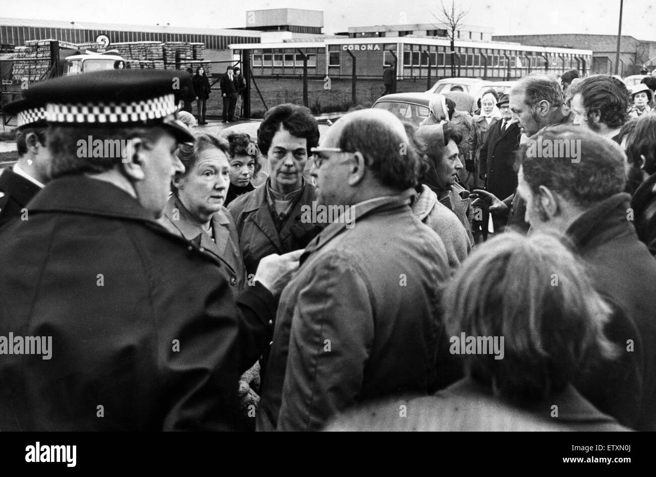 1972 Miners Strike. NUM Pickets and POlice discuss the problem of whether to let office workers into the National Coal Board Offices, as they arrives for work, Llamnishen, north of Cardiff, Wales, 24th January 1972. Stock Photo