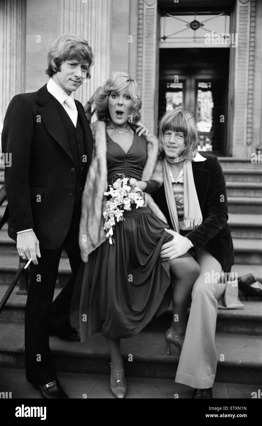 Greg Smith marries Lynda Bellingham, who is to star in his next film 'Confessions of a Driving Instructor', at Marylebone Registry Office. The couple are pictured with Robin Askwith, who acted as Best Man. 7th November 1975. Stock Photo