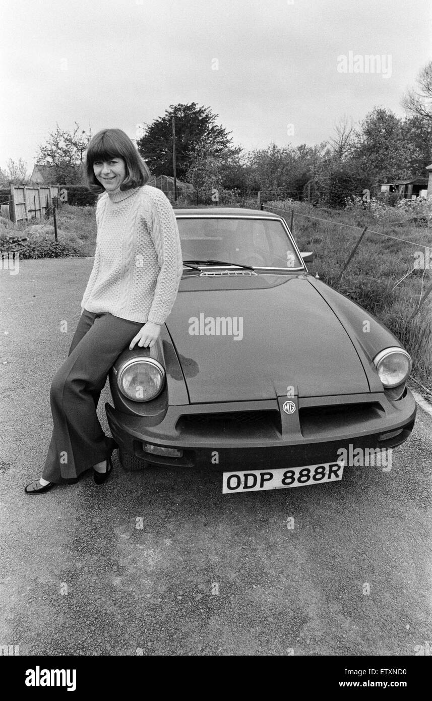 Pam Ayres poses beside her MGB sports car. 12th May 1977. Stock Photo