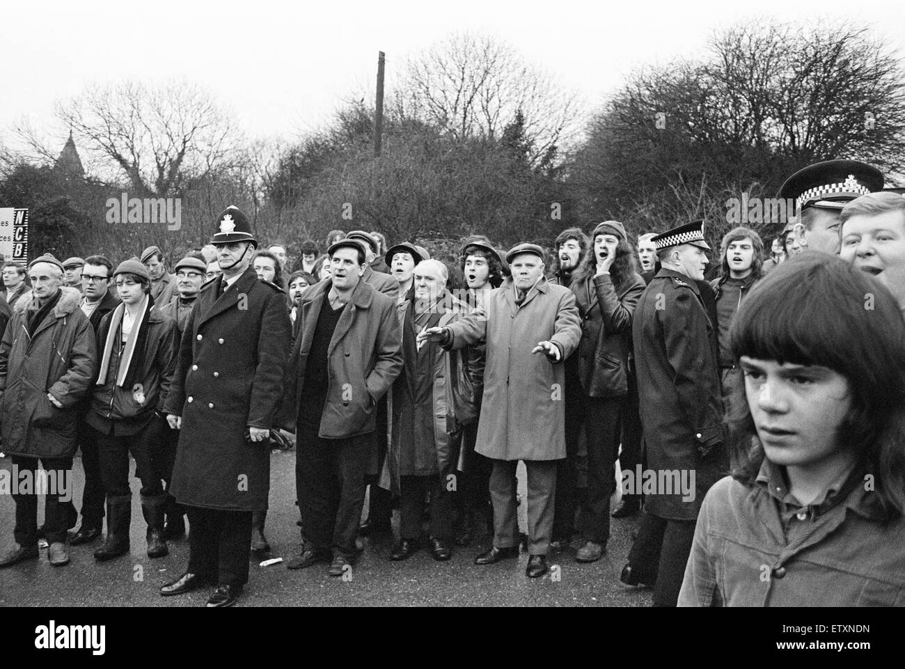 1972 Miners Strike. Coal Miners Pickets clash with NCB Office Workers outside the Coal Board Office in Tondu, Mid Glamorgan, Wales, 26th January 1972. Stock Photo
