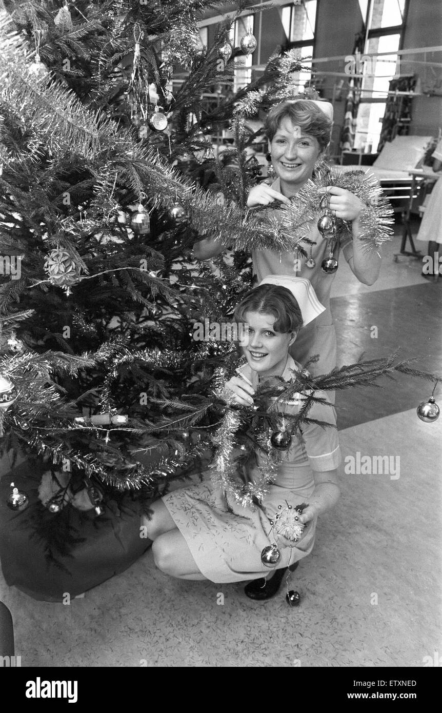 Nurses decorate a Christmas tree in Dudley Guest Hospital Birmingham. 22nd December 1980 Stock Photo