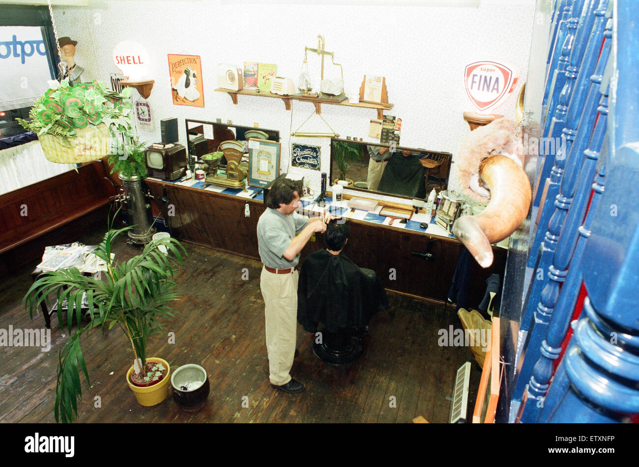 It's a case of shaving close to the bone as Redcar demon barber Mike Forbes gets to work with a skeleton staff. His barber shop doubles up as an antique showroom. It was a one man show until Mike enrolled this skeleton for a little practise during quiet m Stock Photo
