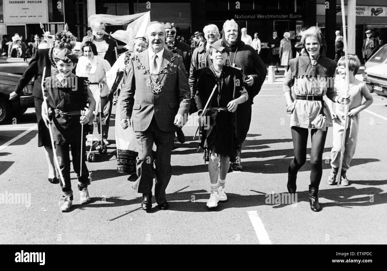 Stockton Mayor Ken Craggs sets off the Thornaby Impasse centre members on their third annual fun run, members are dressed as Robin Hood and his merry men. 28th August 1986. Stock Photo