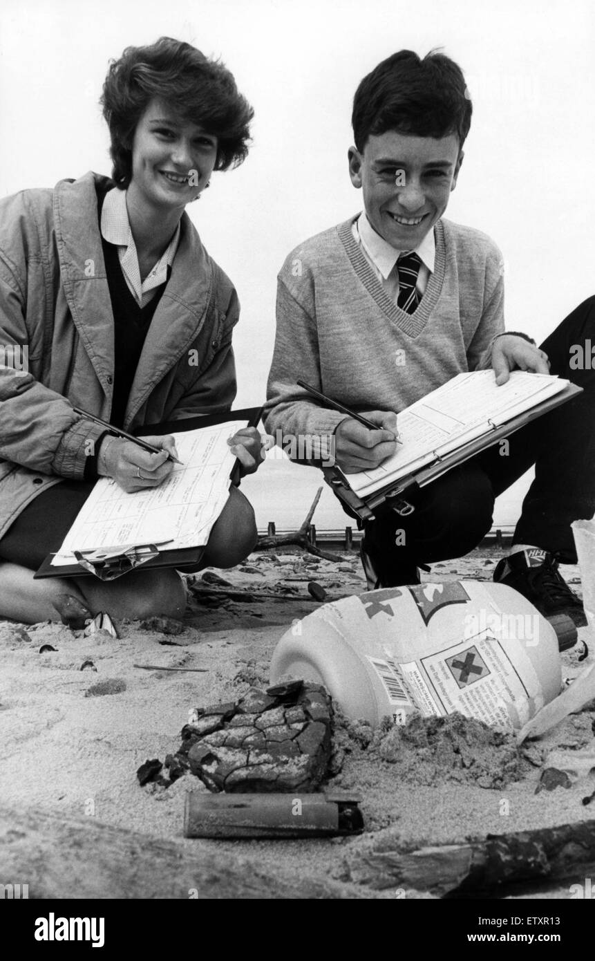 Vicky Johnson, 14m and Andrew Hammill, 14, of Sacred Heart RC Secondary School in Redcar, make a note of some of the rubbish washed up on Redcar Beach. The project is part of a national survey organised by Keep Britain Tidy. 23rd September 1986. Stock Photo