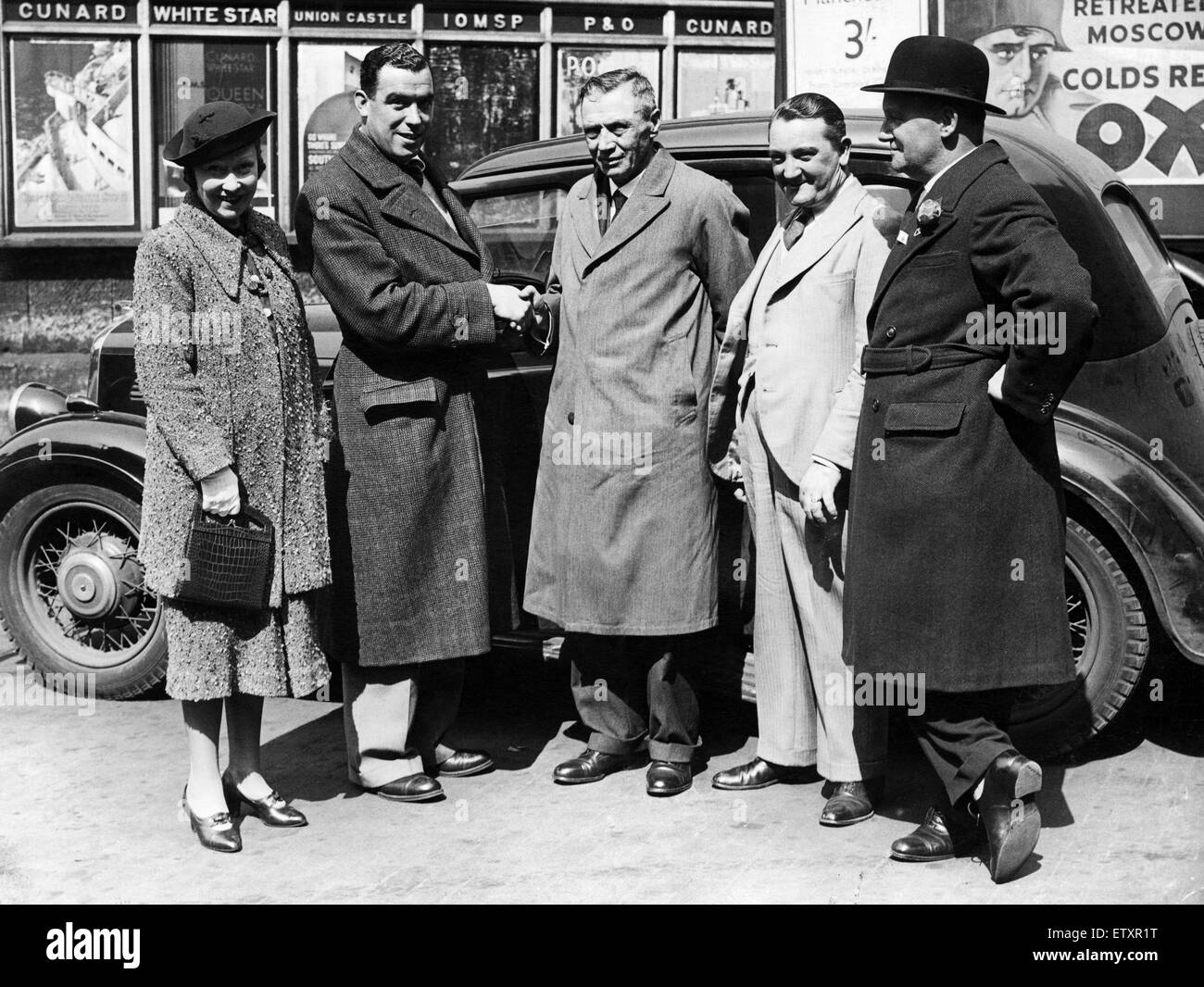 Everton footballer William 'Dixie' Dean with local dignitaries in Liverpool. Circa 1932. Stock Photo