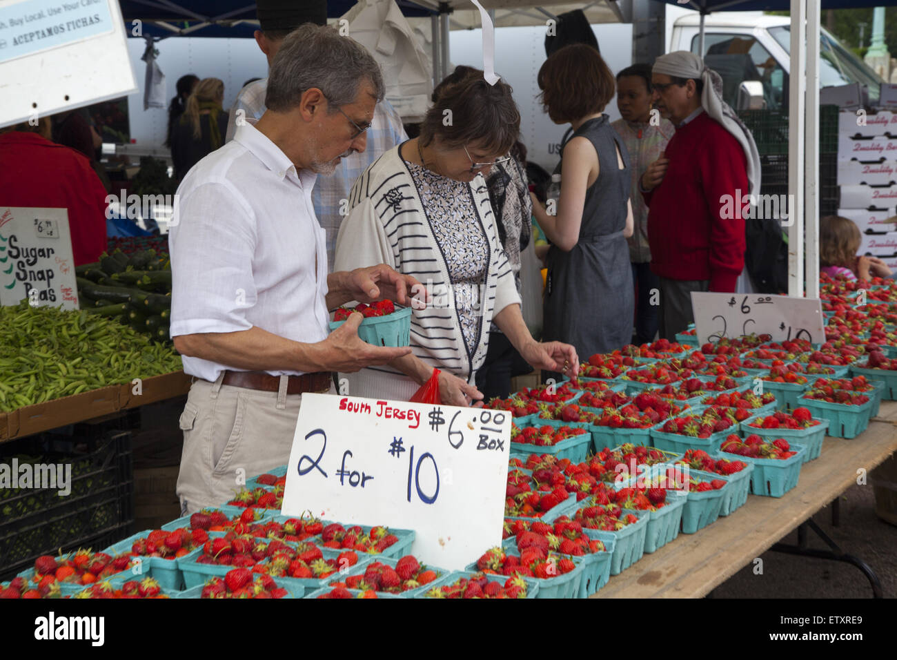 Cartons strawberries farmers market hi-res stock photography and images ...