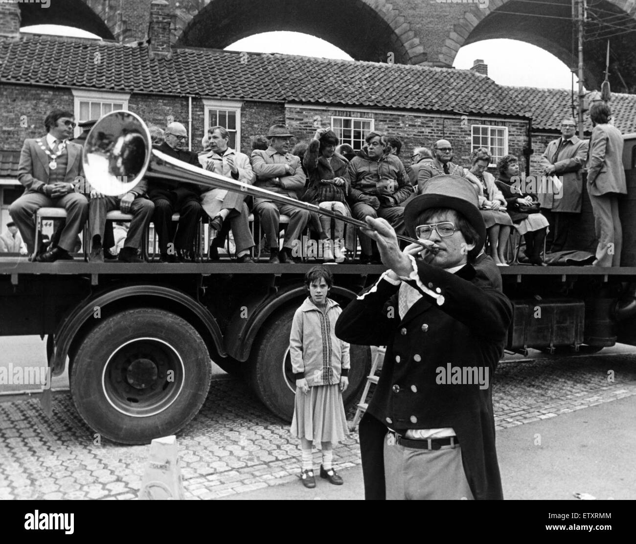 Ian Dewar of Yarm sounds the Post Horn to mark the beginning of the 'riding of the fair' at Yarm. 16th October 1982. Stock Photo