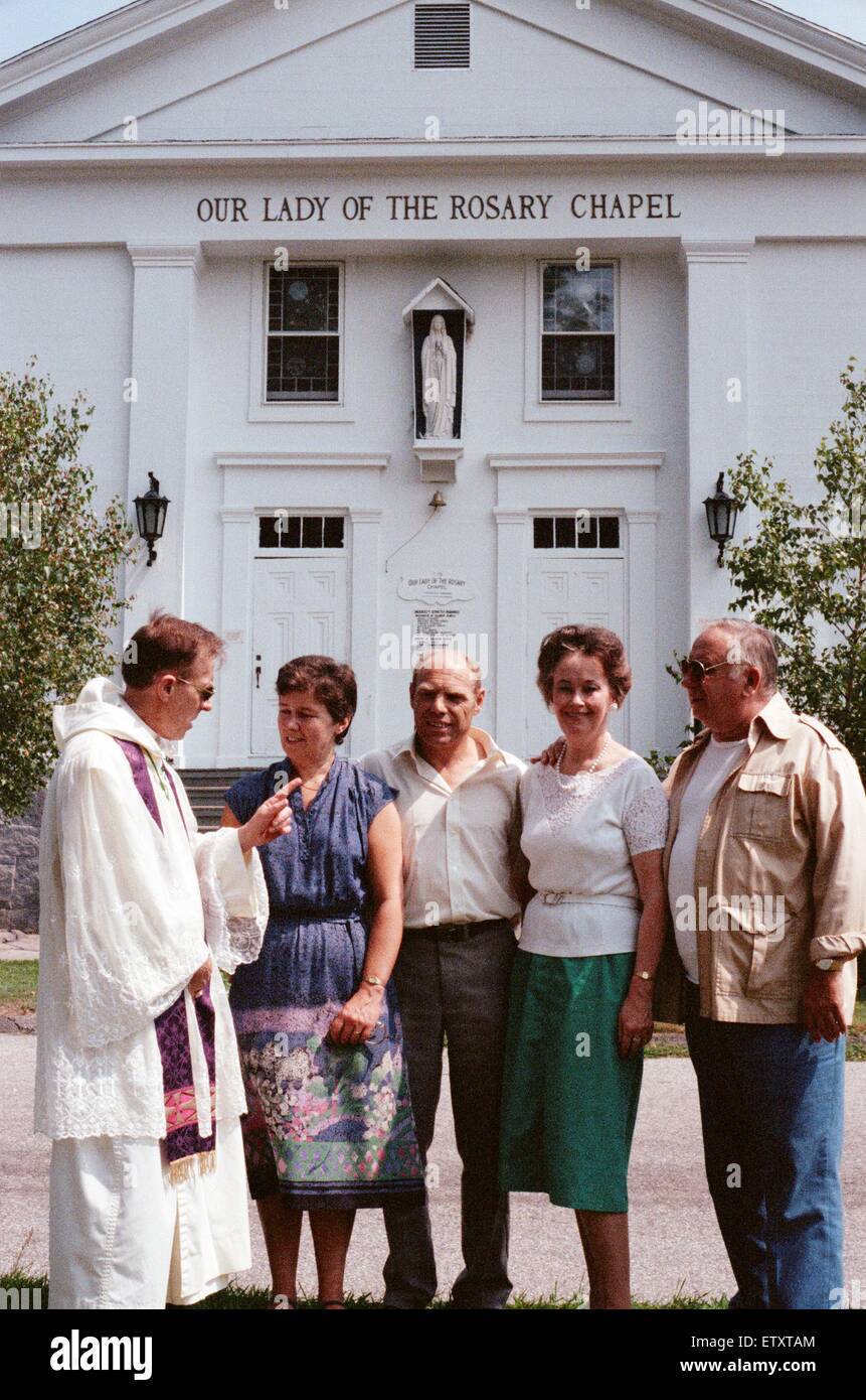 William Ramsey (centre) from Southend-on-Sea in the UK who flew to America to be exorcised by Bishop Robert McKenna at 'Our Lady of the Rosary Chapel' in Monroe, Fairfield County, Connecticut, USA. 28th July 1989. Stock Photo