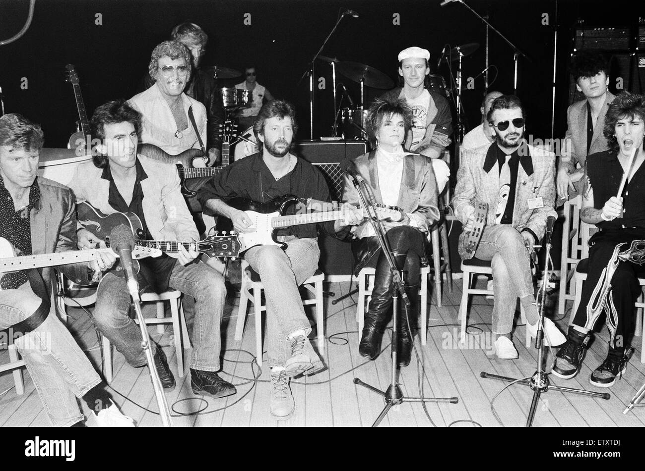 Carl Perkins assembled himself a super backing group at Channel 4's Limehouse Studios for a television programme 'Blue Suede Shoes'. Left to right:  Dave Edmunds, George Harrison, Carl Perkins, Eric Clapton, Rosanne Cash, Ringo Starr, Slim Jim Phantom. 21 Stock Photo
