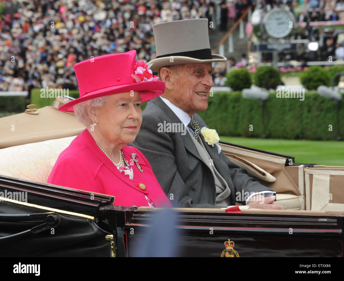 Ascot, Berkshire, UK. 16th June, 2015. HM the Queen arrives at Royal Ascot 16 June 2015 Credit:  John Beasley/Alamy Live News Stock Photo