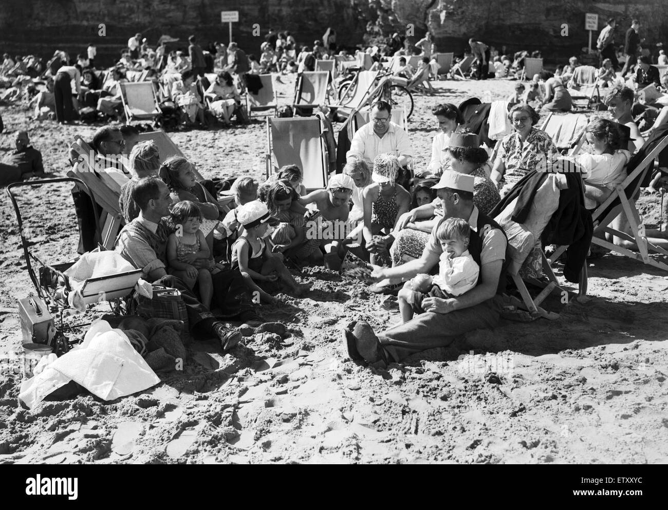 1950s family on beach hi-res stock photography and images - Alamy