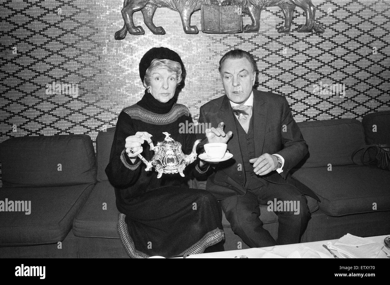 London Weekend Television comedy series 'Two's Company' stars Elaine Stritch (Dorothy McNab) and Donald Sinden (Robert her English butler).  Seen here having tea at the Savoy 17th January 1978 Stock Photo