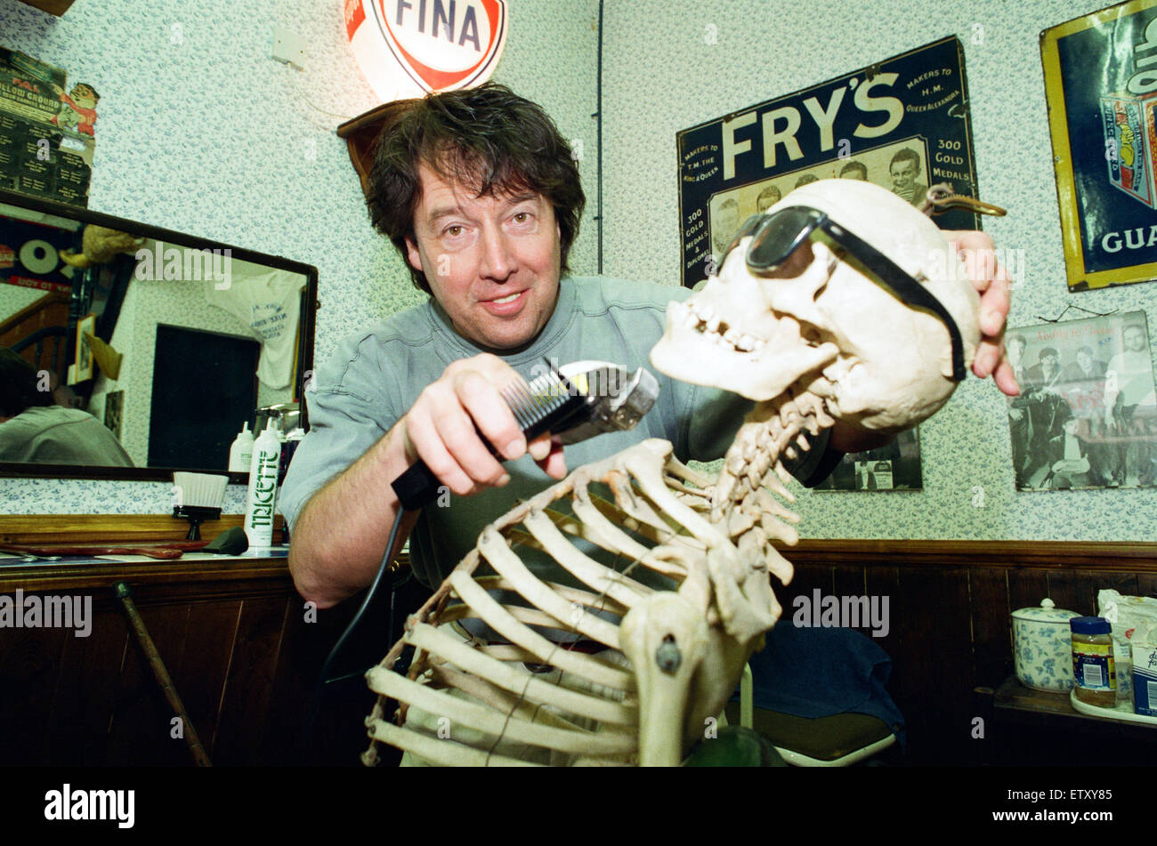 It's a case of shaving close to the bone as Redcar demon barber Mike Forbes gets to work with a skeleton staff. His barber shop doubles up as an antique showroom. It was a one man show until Mike enrolled this skeleton for a little practise during quiet m Stock Photo