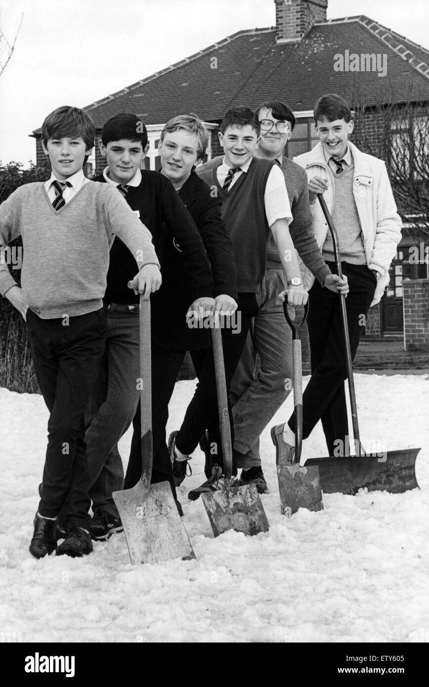 A band of caring schoolboys from Sacred Heart RC Secondary School in Redcar are helping old folk beat the big freeze. The youngsters bent their backs to clear the pathways for pensioners living near their school. L -R Brian Budd,, 15, David Helm, 16, Simo Stock Photo