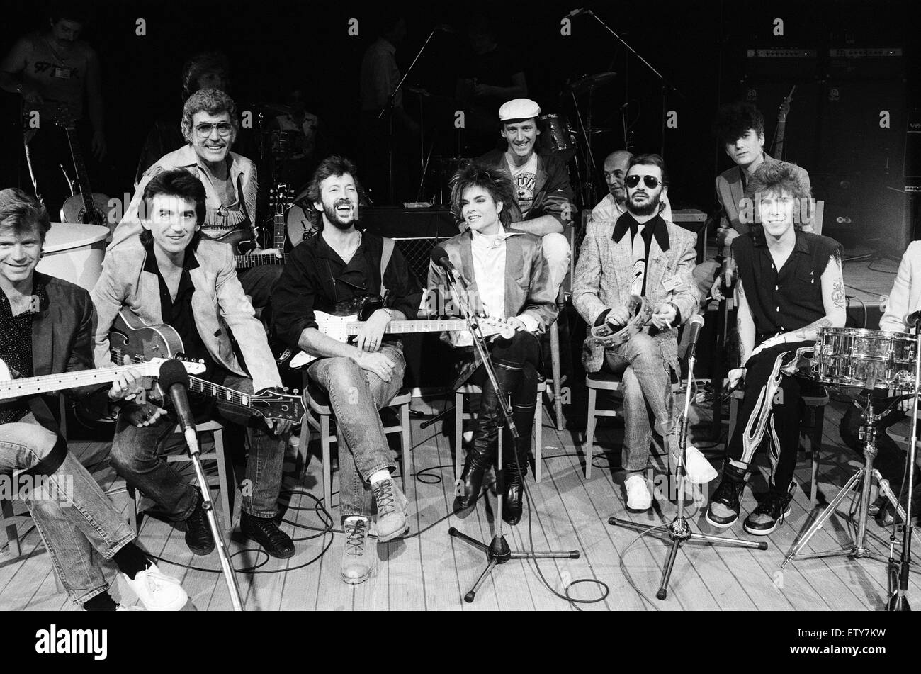 Carl Perkins assembled himself a super backing group at Channel 4's Limehouse Studios for a television programme 'Blue Suede Shoes'. Left to right:  Dave Edmunds, George Harrison, Carl Perkins, Eric Clapton, Rosanne Cash, Ringo Starr, Slim Jim Phantom. 21 Stock Photo