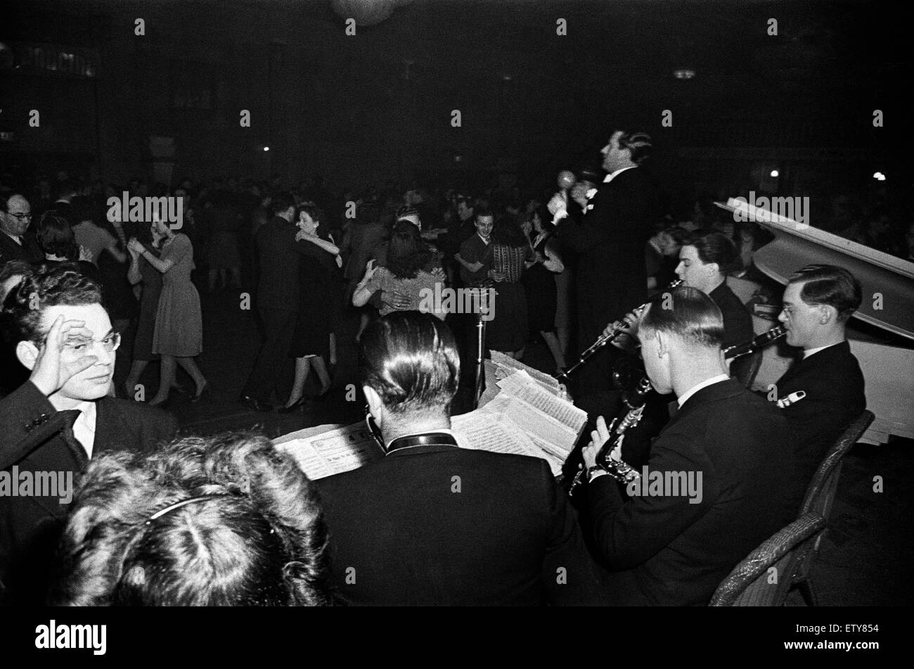 Dance hall 1940s hi-res stock photography and images - Alamy