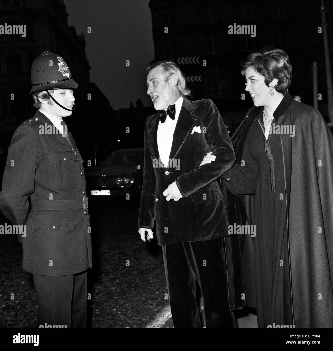 The Royal Film Performance of 'The Three musketeers' at the Odeon Leicester Square, London. Spike Milligan with his wife Paddy Milligan, talking to a policeman. 25th March 1974. Stock Photo