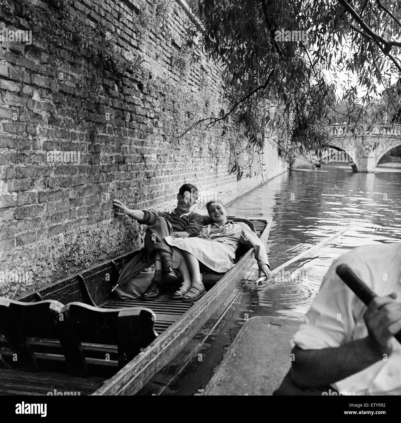 On the river Cam in Cambridge resting in a punt are James Innes of St Catherine's college where he reads modern languages and Irene Cassel from Göttingen, Lower Saxony who is studying English for a year. What do they do in a punt together? They study Lang Stock Photo