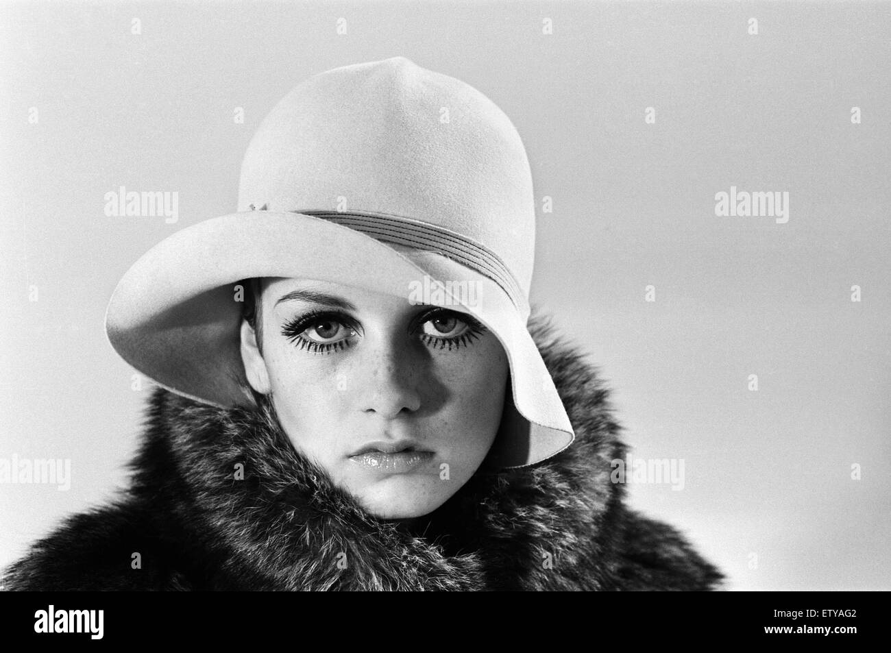 Model Twiggy posing in the studio wearing a hat. December 1966. Stock Photo