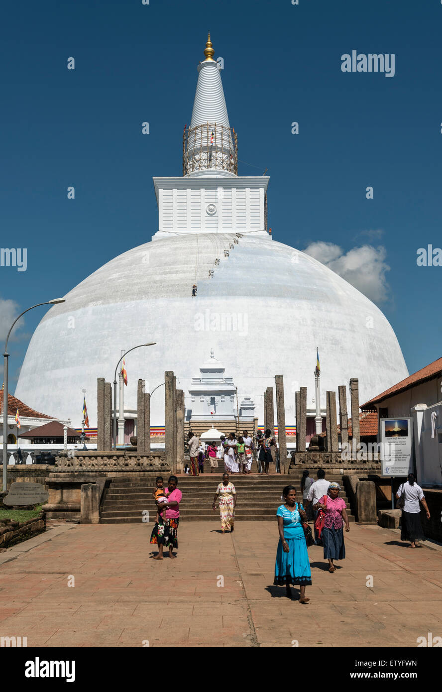 Visitors at Ruwanwelisaya (Ruwanweli Maha Seya) Stupa, Anuradhapura, Sri Lanka Stock Photo