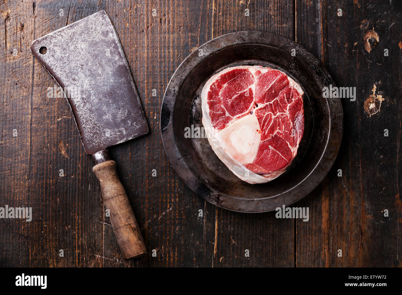 https://c8.alamy.com/comp/ETYW72/raw-fresh-cross-cut-veal-shank-for-making-osso-buco-and-meat-cleaver-ETYW72.jpg