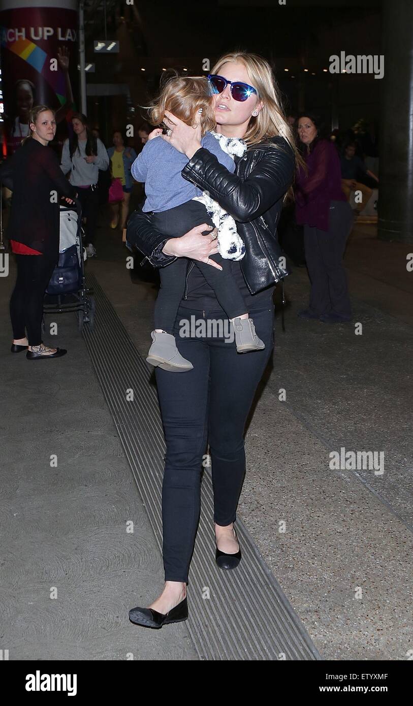 Holly Valance and her daughter arrive at Los Angeles International (LAX ...