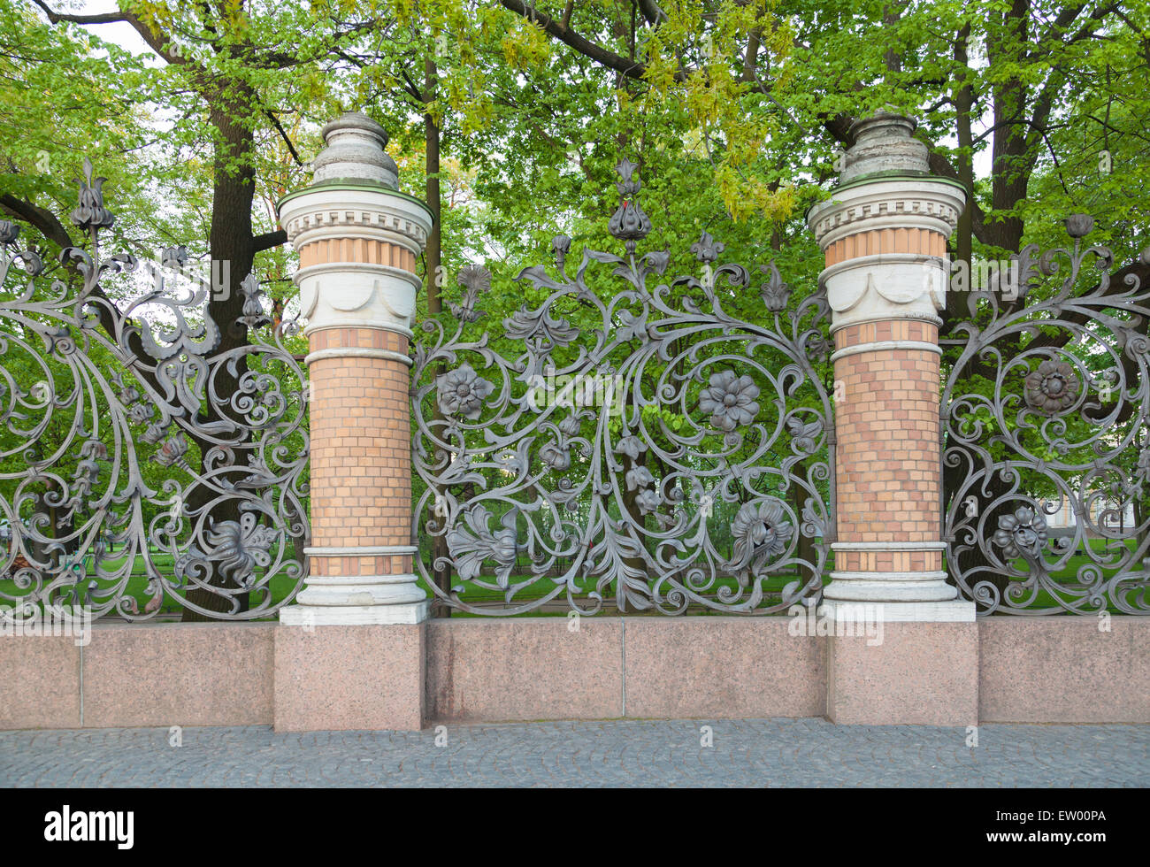 Floral lattice pattern hi-res stock photography and images - Alamy