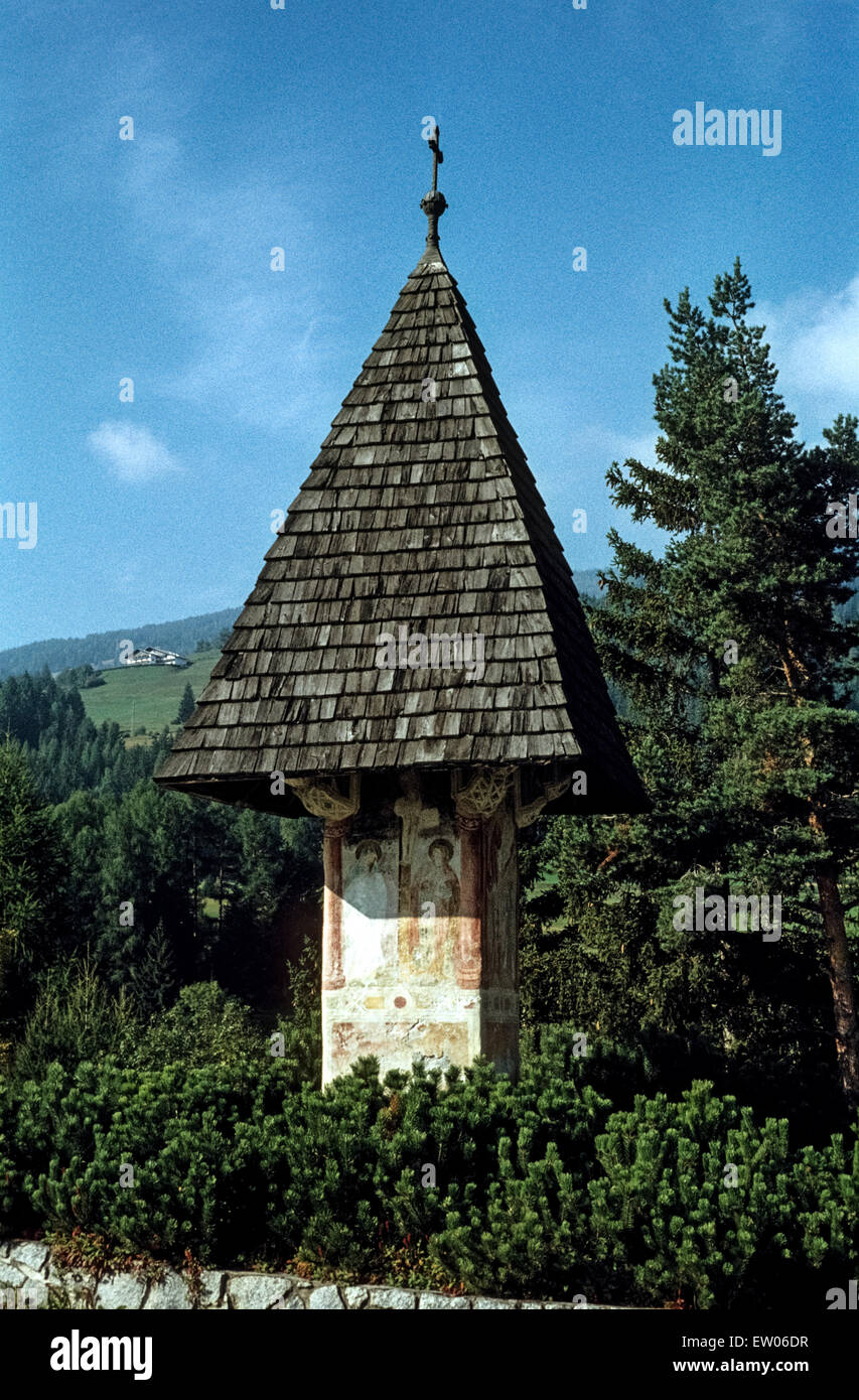 A wayside shrine in Tyrol with mural painting, 1973. The 'Spitze Stöckl' in Oberolang built in thanksgiving for the ending of the Black Death of 1448. Stock Photo